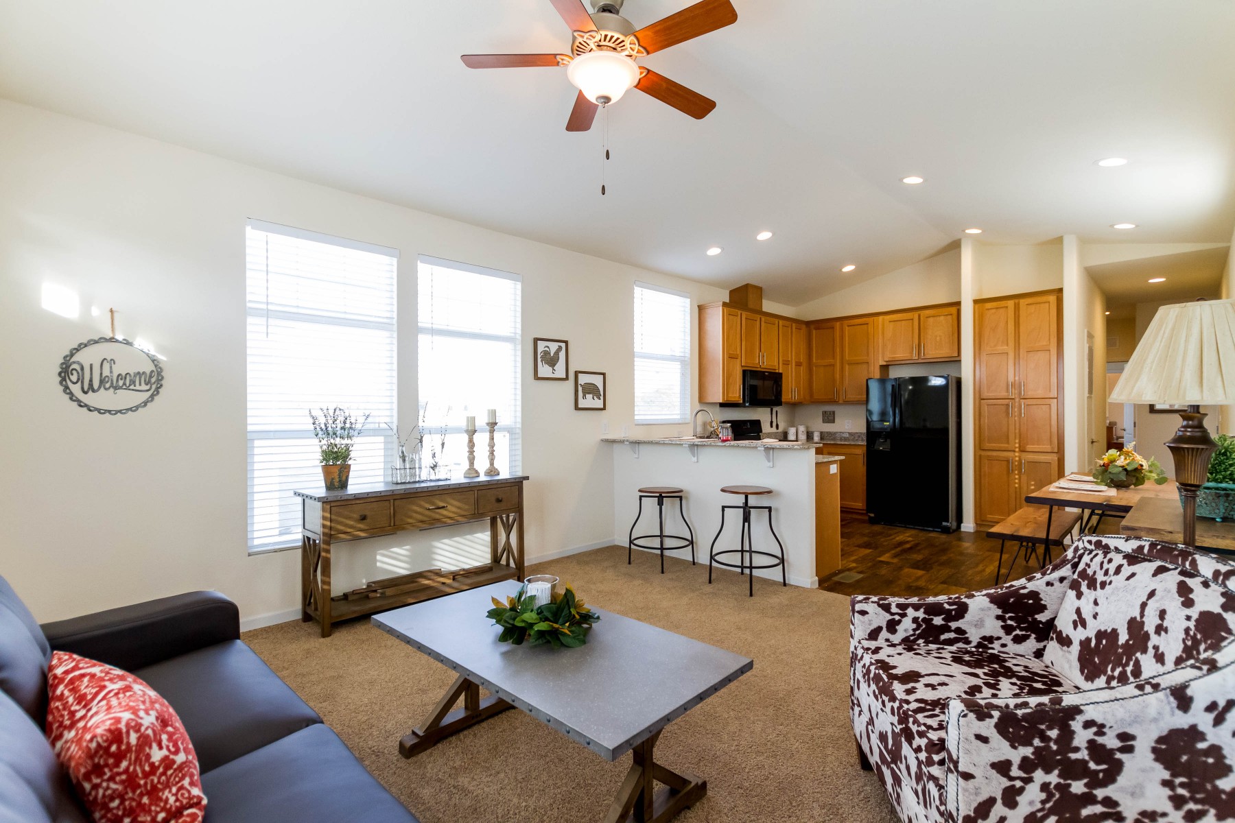 Creekside_Manor_6622L_living_room_and_kitchen